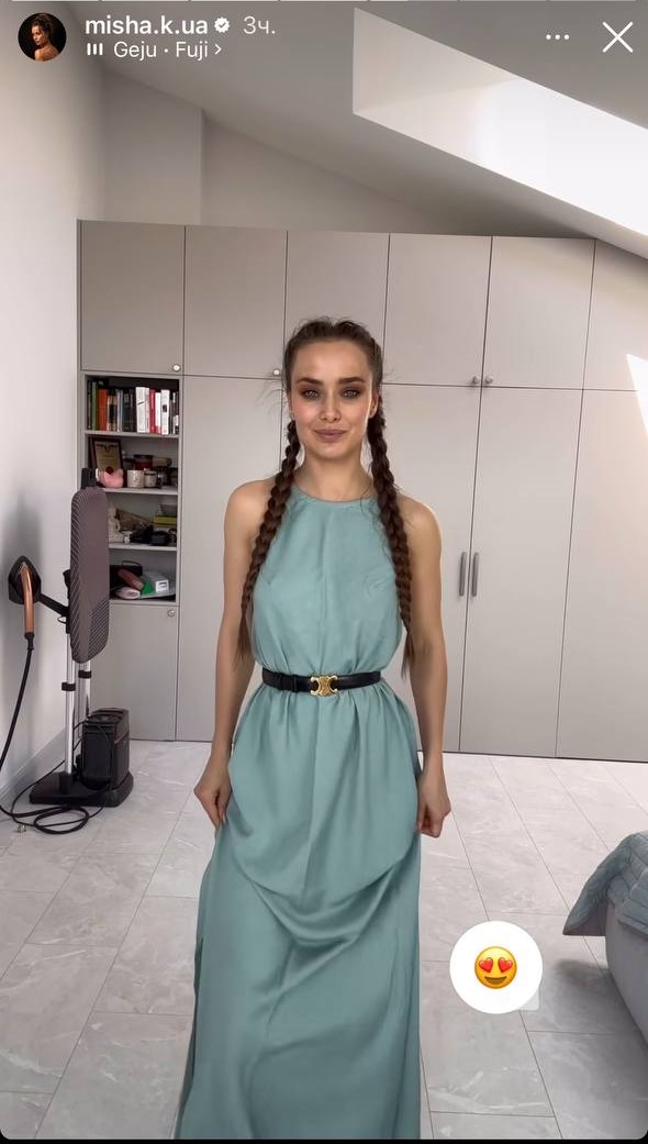 Ксенія Мішина поєднавши прості речі, показала стильні образи на теплу весну (фото)